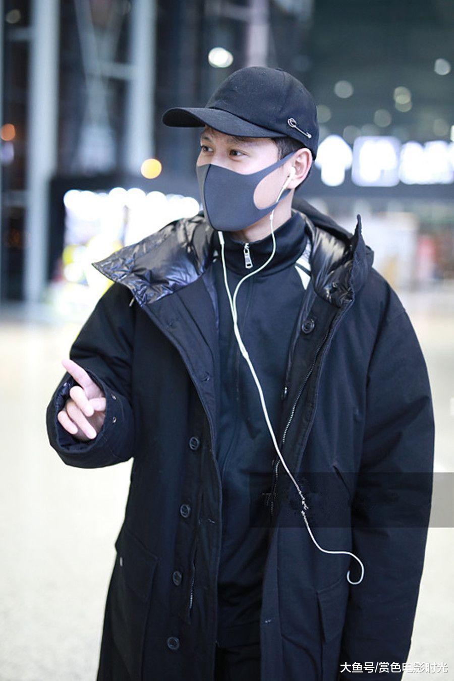 秦俊杰穿黑色长款大衣配黑色运动裤现身 歪头甜笑亲和力十足