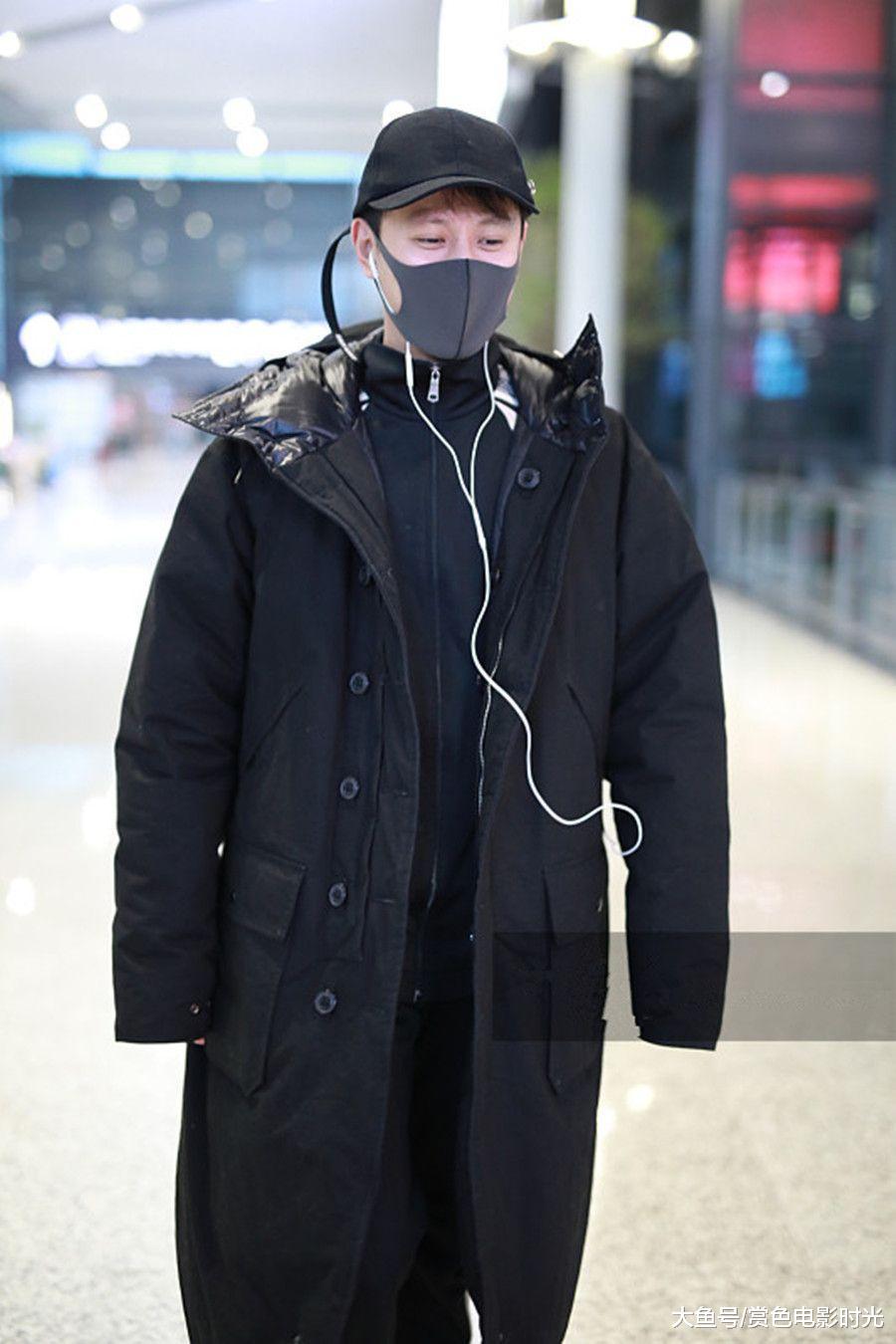 秦俊杰穿黑色长款大衣配黑色运动裤现身 歪头甜笑亲和力十足