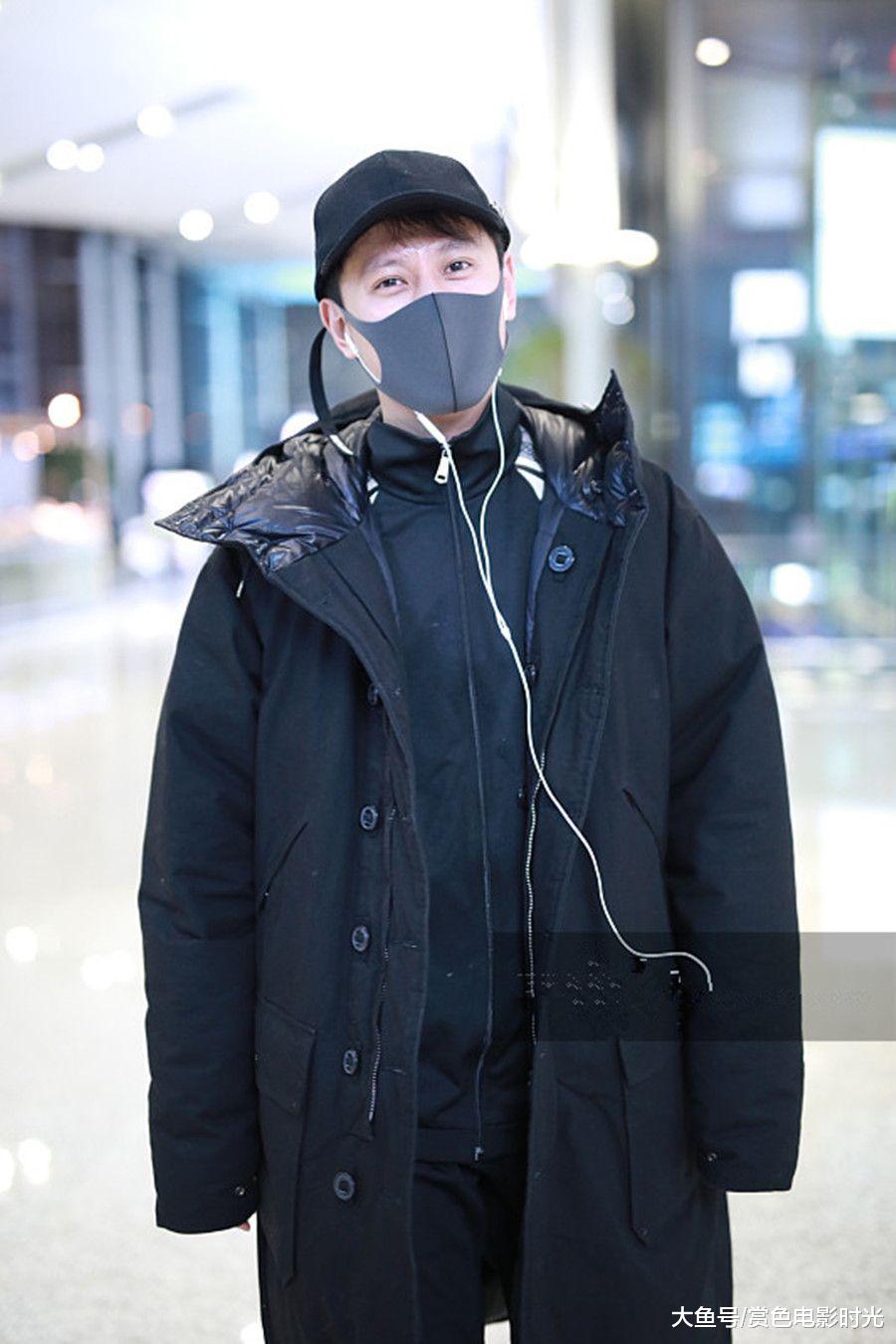 秦俊杰穿黑色长款大衣配黑色运动裤现身 歪头甜笑亲和力十足