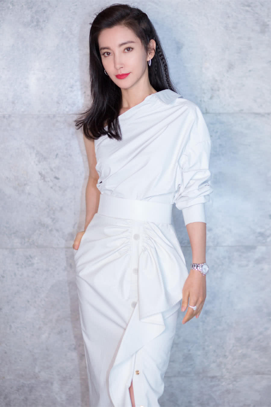 46岁李冰冰越活越少女了!一身明黄色西装清新减龄,美回了20岁