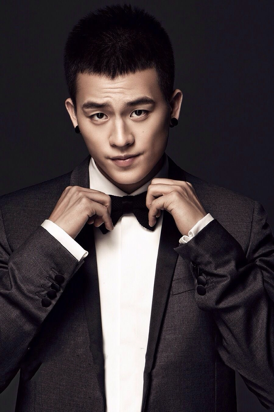 欧豪运动潮装亮相机场,变身蓝朋友,墨镜遮面痞帅范儿一点没丢