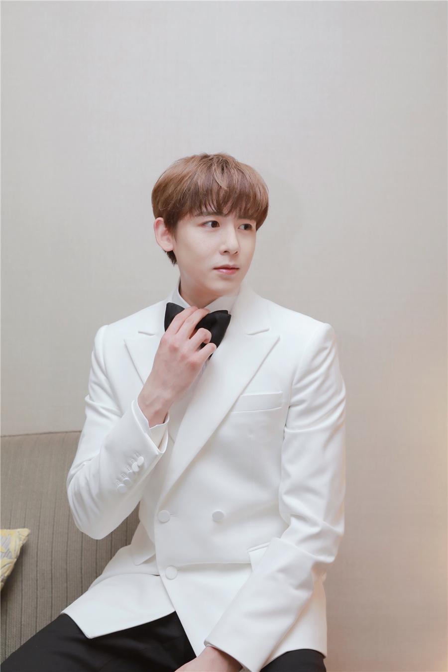 尼坤亮相香港微博星耀盛典 荣获"微博亚洲之星奖"