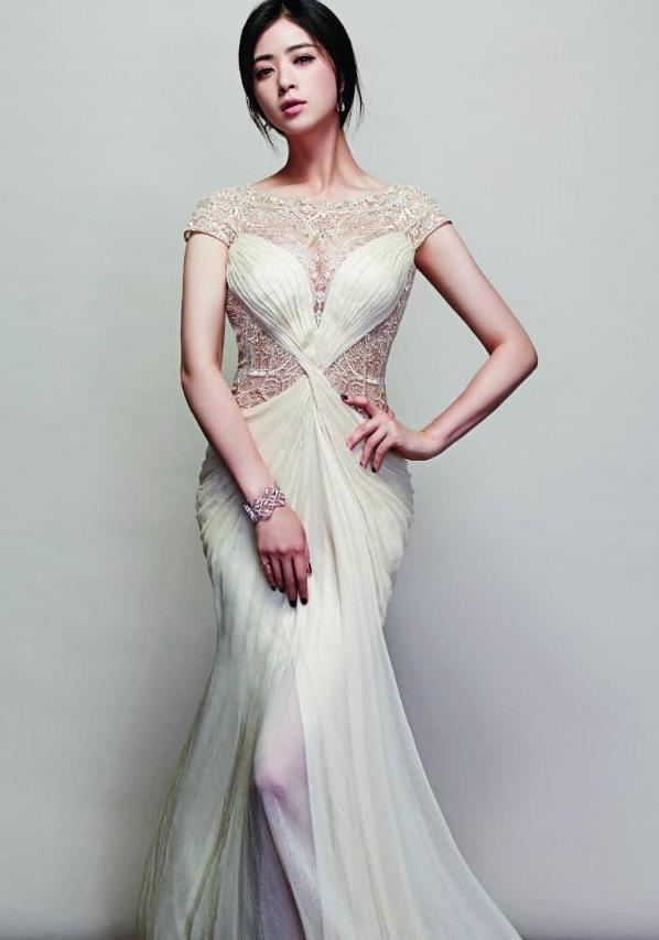 蒋欣身穿无袖吊脖连衣裙性感优雅显露玲珑浮凸好身材