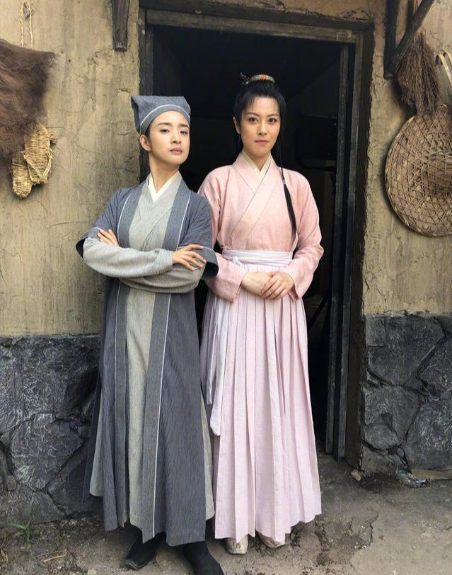 林依晨发搞怪九宫格,女装莫若菲上线,网友:现在看是男扮女装