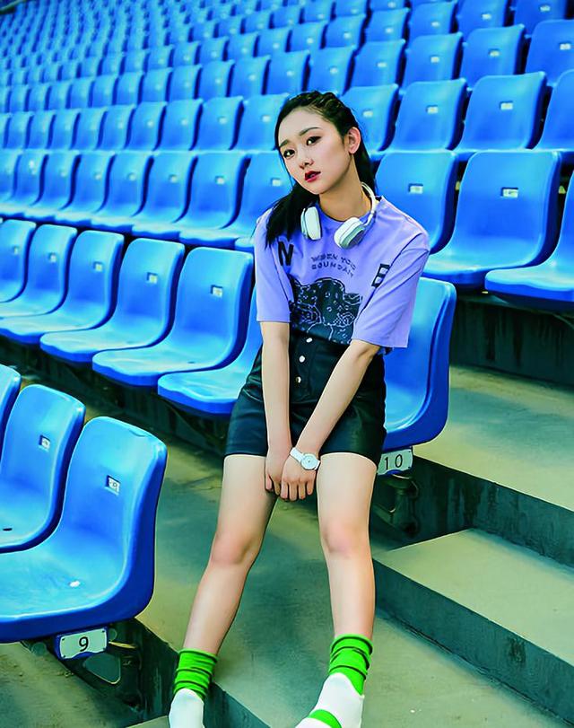 新人袁雨萱真的很爱毛衣,黑色毛衣简约大方,不挑人,谁穿都好看