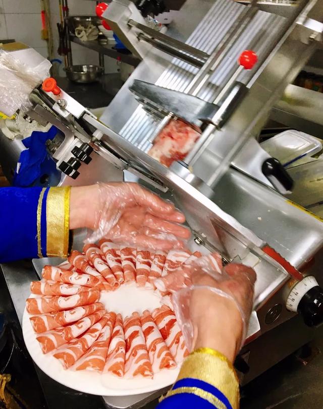 不用蘸料就够味长春这家炭火铜锅羔羊肉贼香嗨吃不停