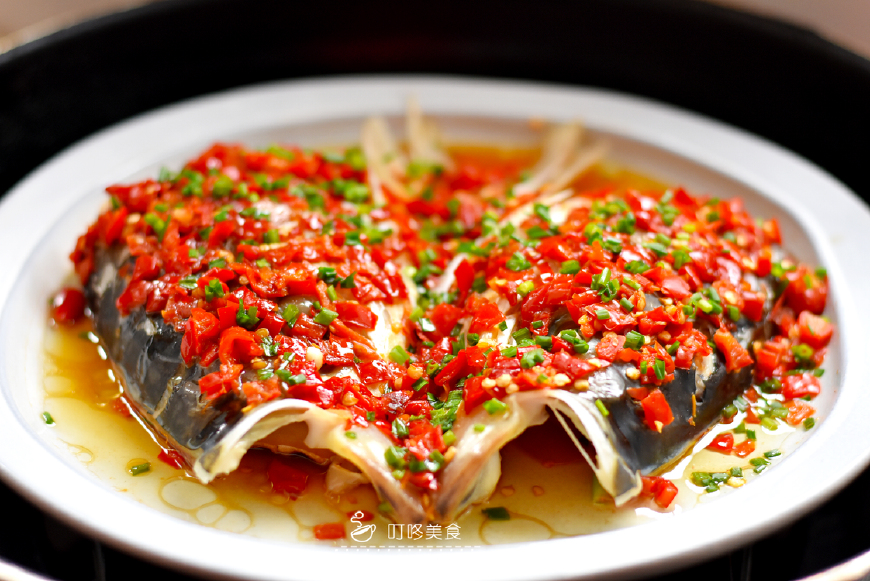 做剁椒鱼头时很多人忽略了这一步骤所以蒸出的鱼头不入味还腥