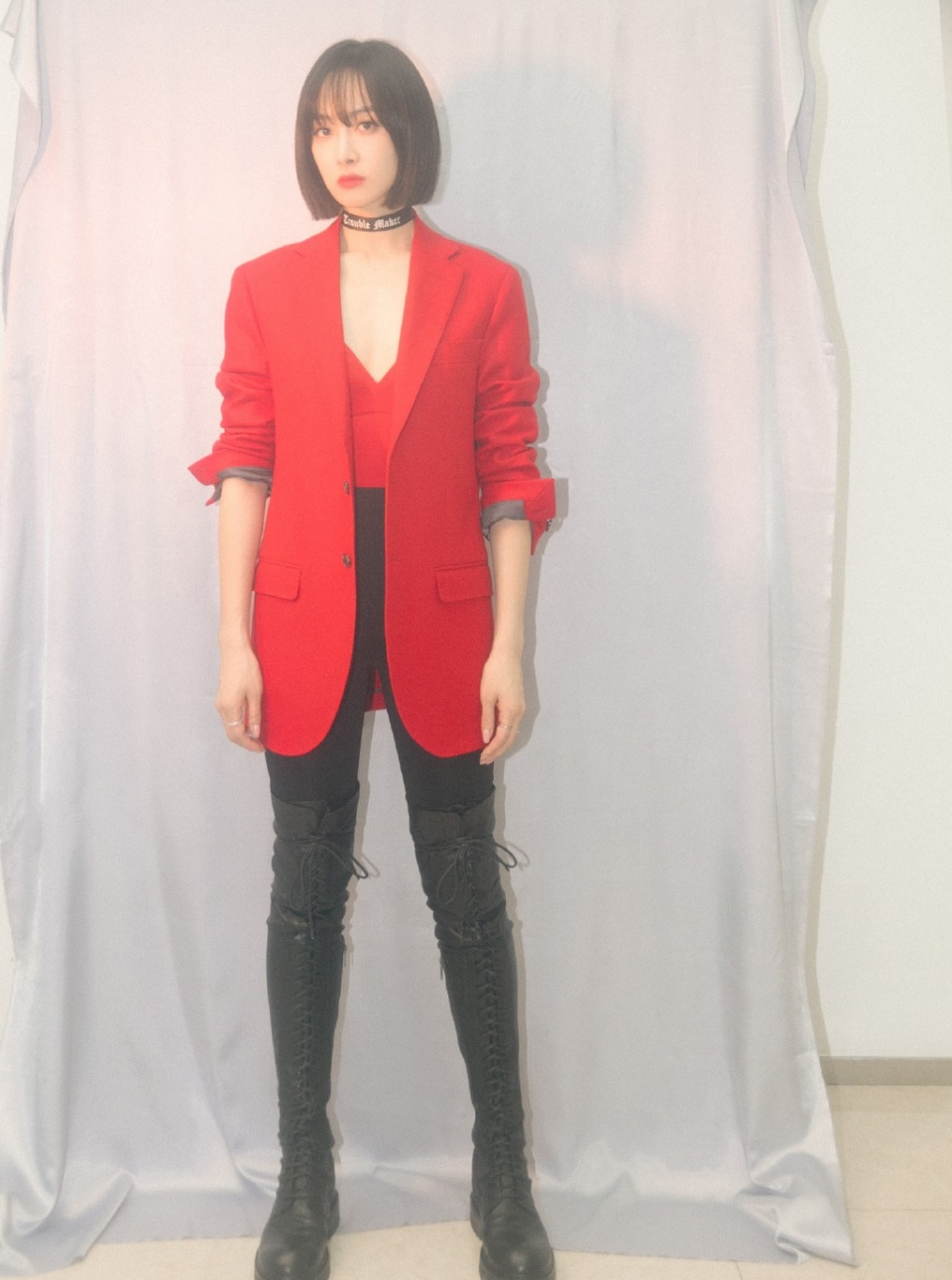 宋茜红色西装 黑色高筒靴显腿长,v领吊带和超高腰裤