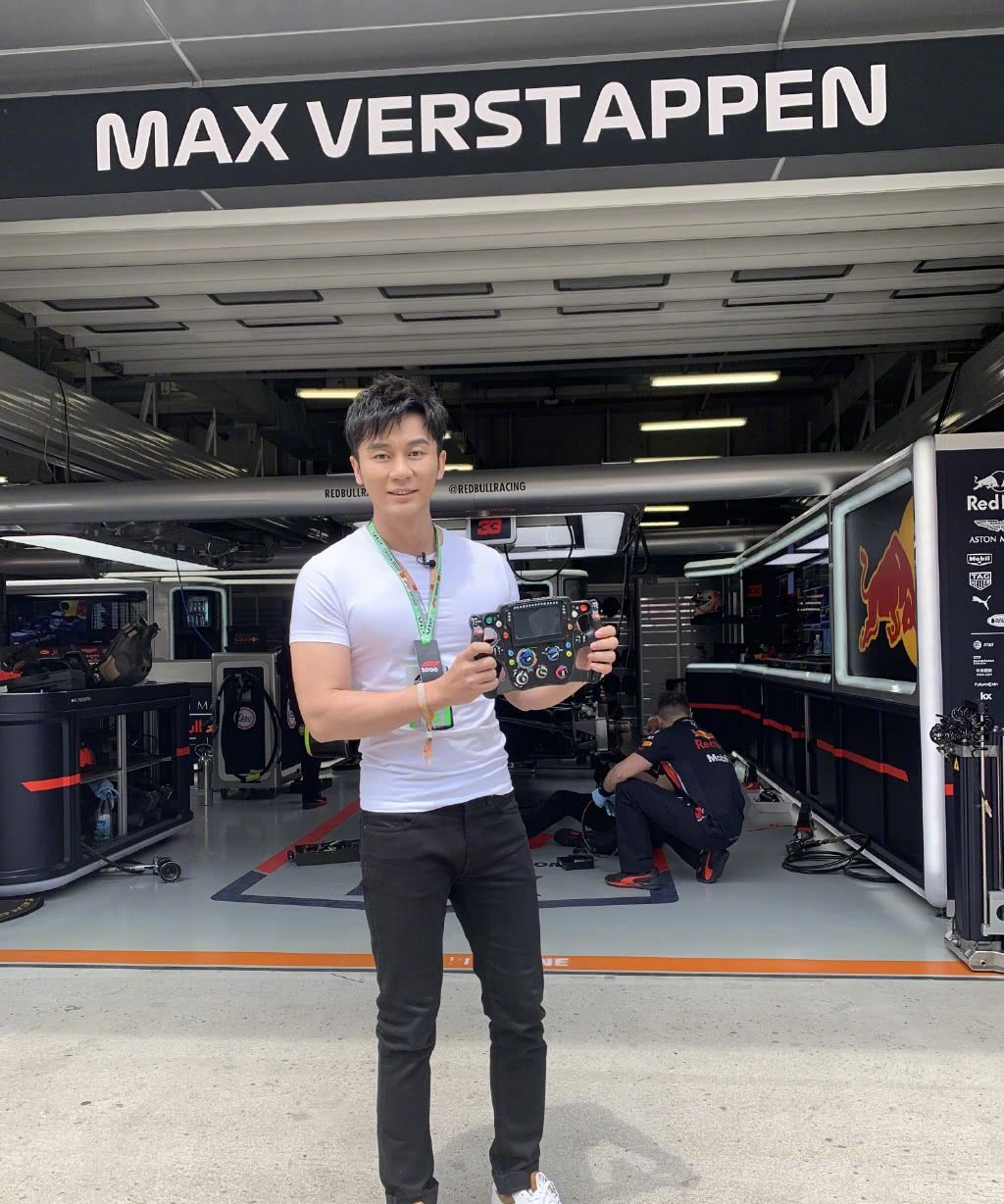 李晨晒照大秀身材,穿紧身白t胸肌藏不住,网友:比以前更帅了