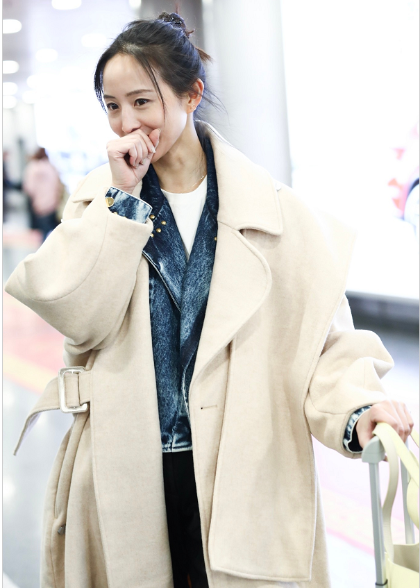 张钧甯扎着丸子头打扮清新现身机场捂嘴甜笑灵动养眼少女感十足