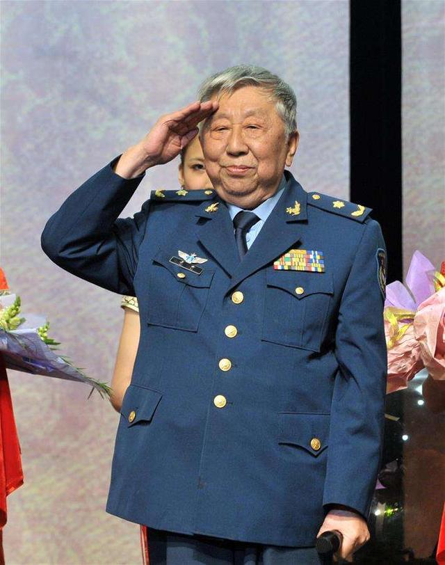 为钱反目阎肃家人为遗产闹上法庭昔日一家四口幸福家庭照曝光