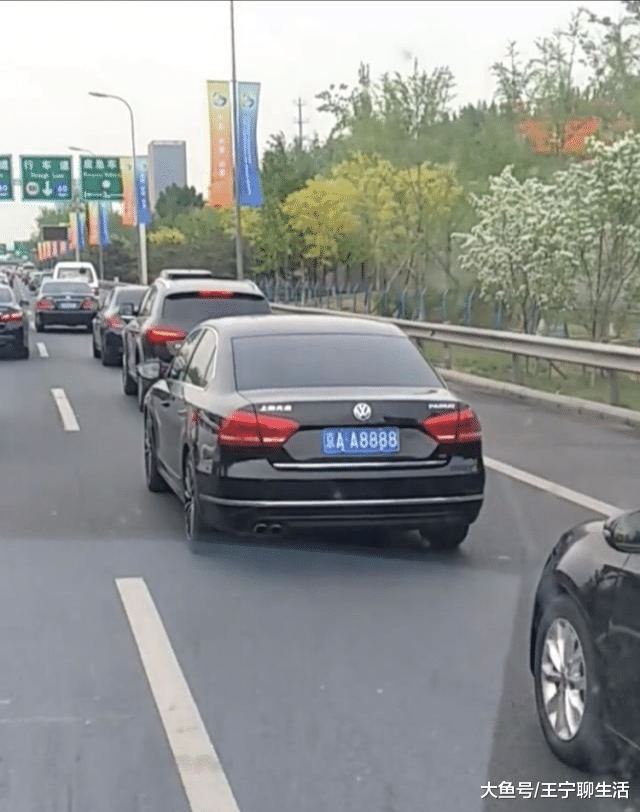 京a车牌中最低调的车,20万的车50万的车牌,关键还是四连号8888