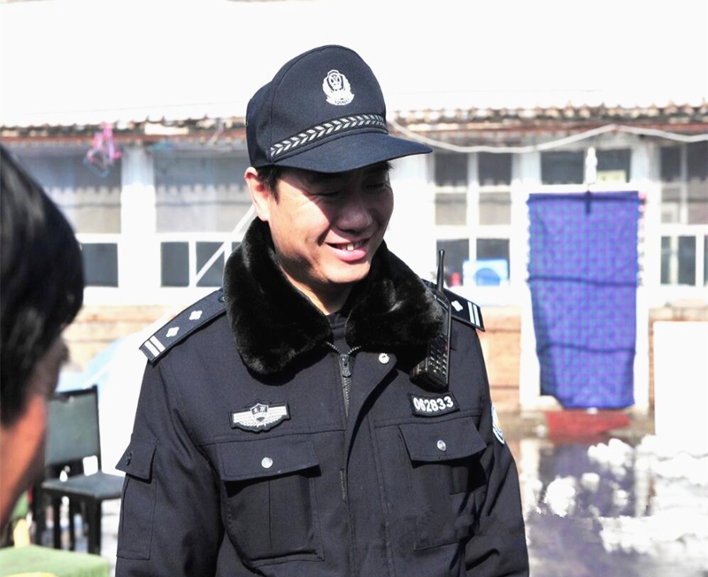 大山里,警察营救出个被拐少女,她50岁丈夫却拒捕:我老婆16岁了