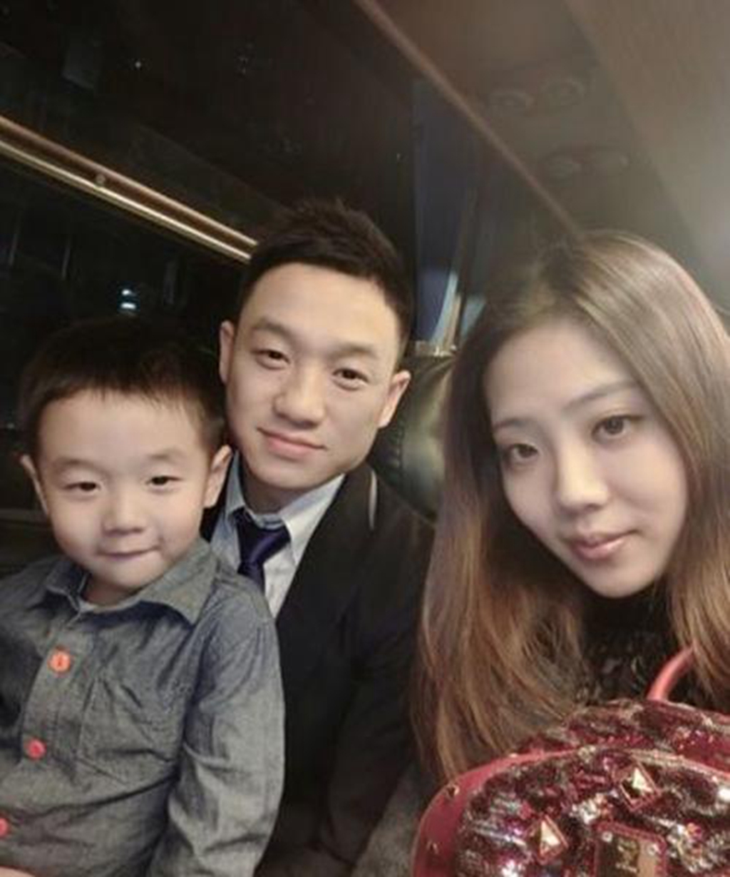 奥运冠军杨威现状:体操女神妻子保养如少女,现一家5口其乐融融