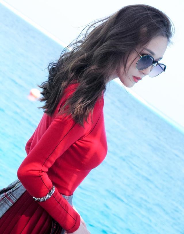 冻龄女神"陈乔恩,穿红裙子身材好到令人羡慕!