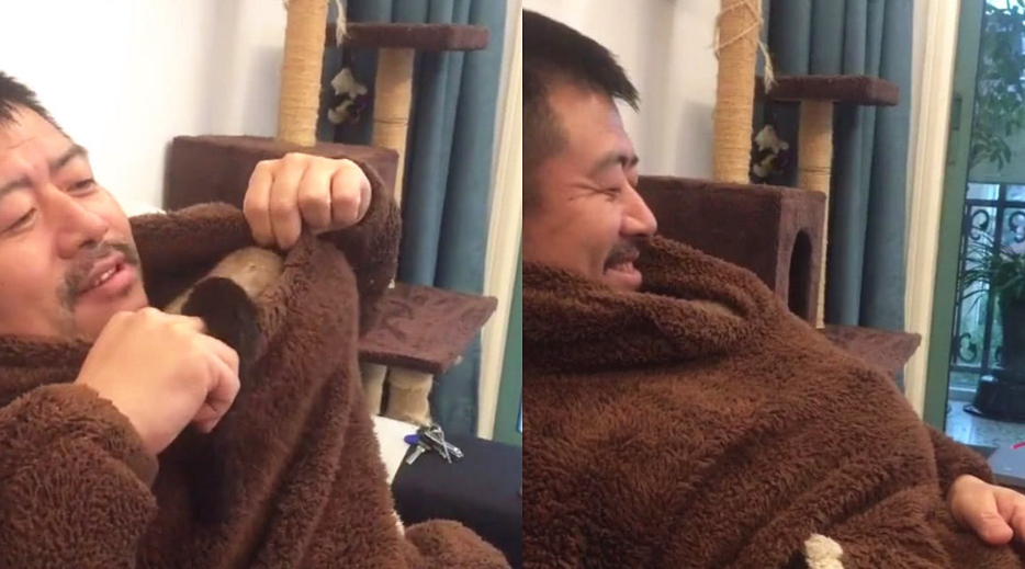 猫咪扒拉主人衣领,当主人撩开衣服后,猫咪动作太暖心了