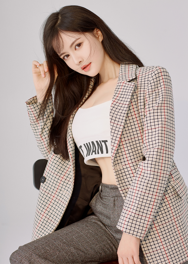 王晶疑似新女友是最年轻晶女郎好身材不输上届晶女郎徐冬冬