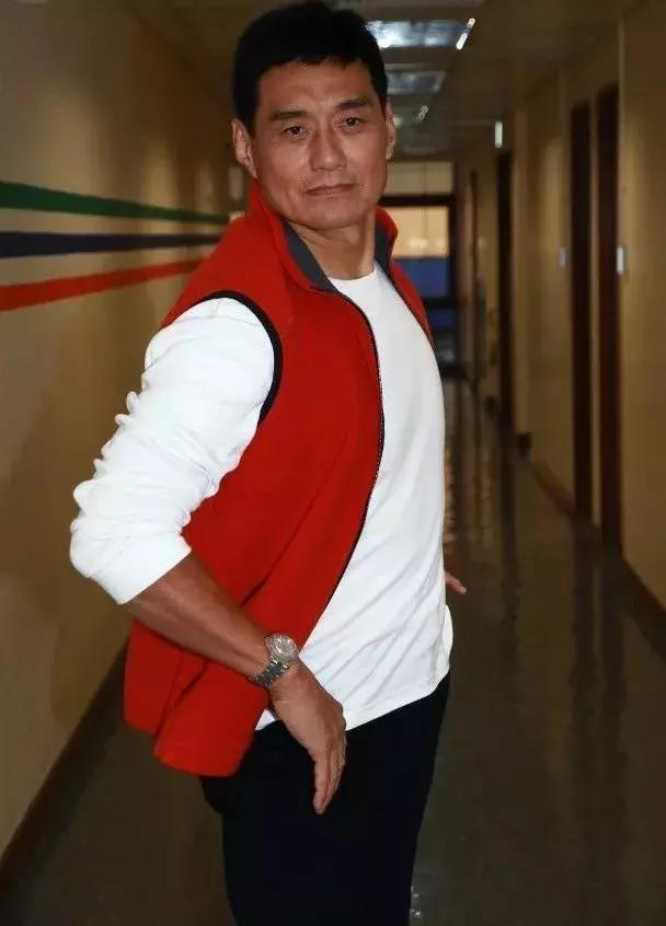 61岁tvb御用"恶霸"原来曾是香港警察 除夕依然为新剧开工