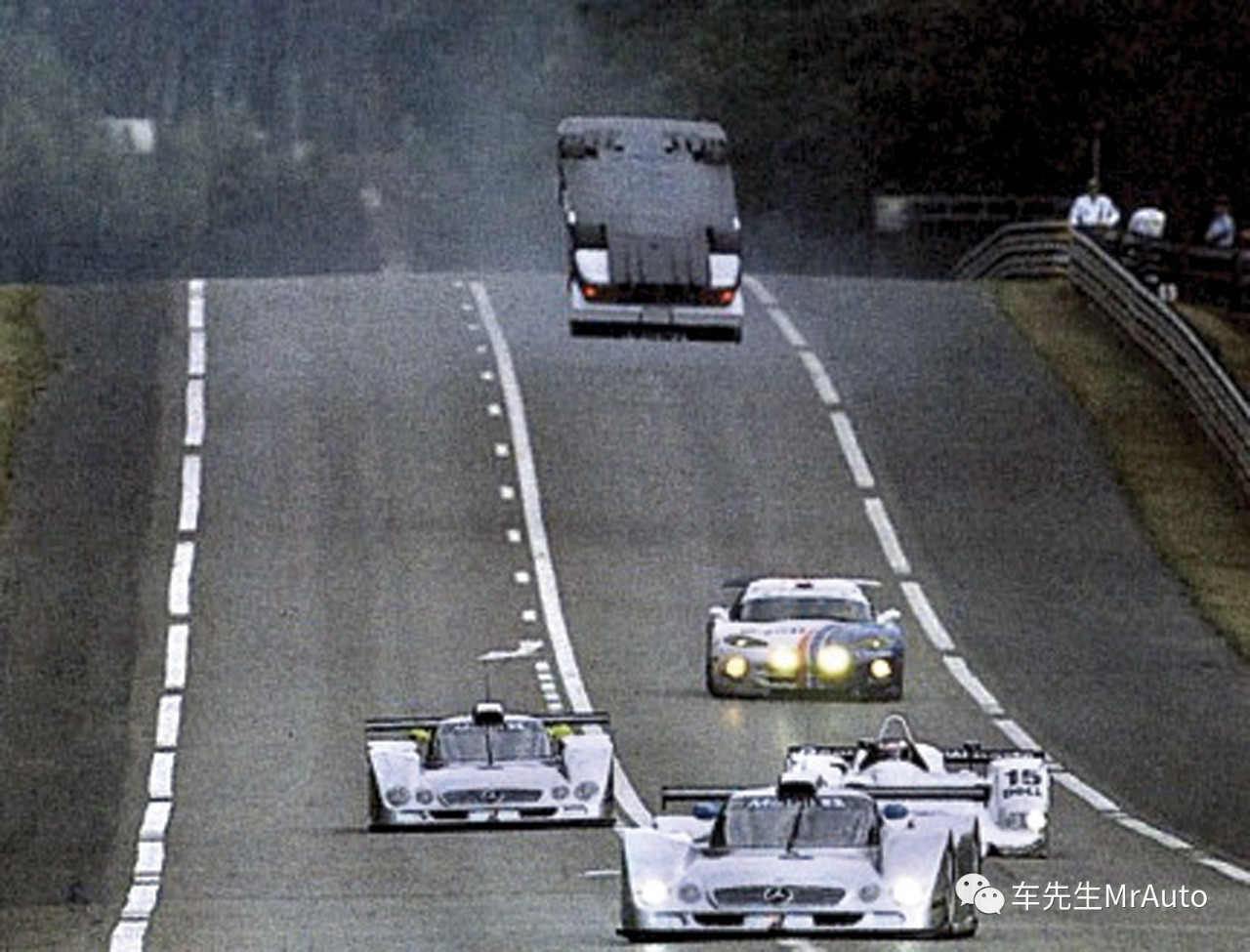 奔驰西安女车主维权!揭秘汽车金融服务费套路