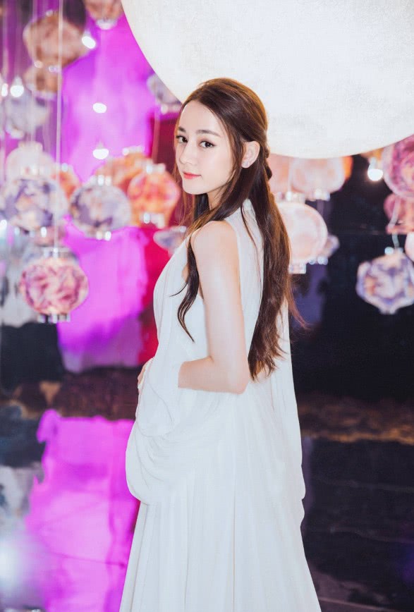 迪丽热巴穿白裙现身美到无法形容终于知道她为什么这么红了