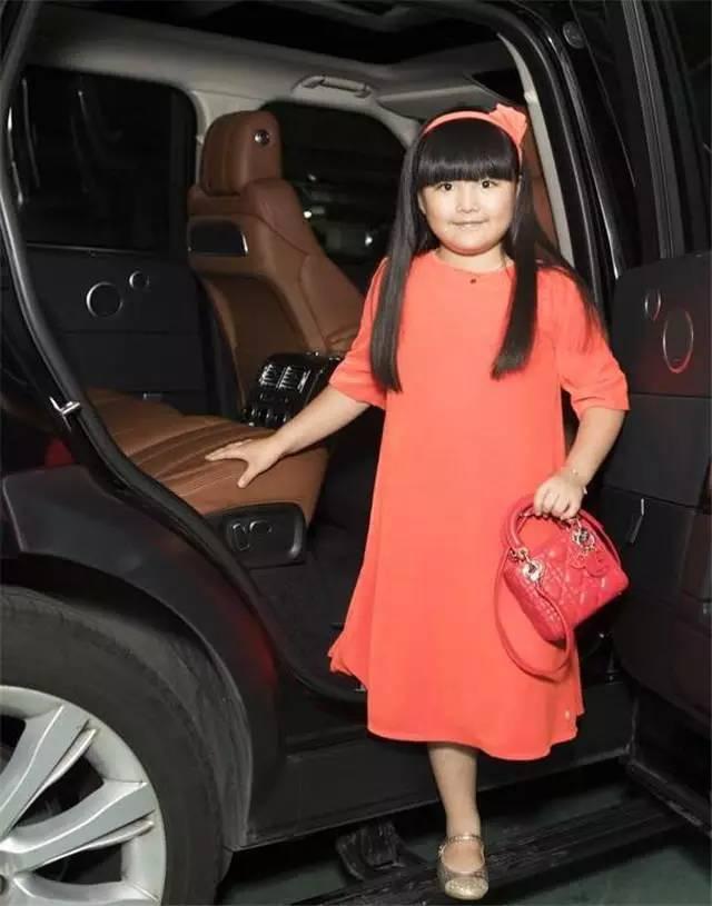 黄磊女儿多多,赵薇女儿黄新,刘涛李湘女儿近照,你喜欢哪位?