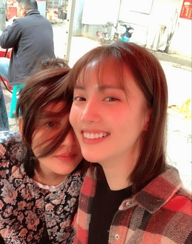 张歆艺金晨塑料姐妹花合体玩自拍,"二姐"产后发际线太感人