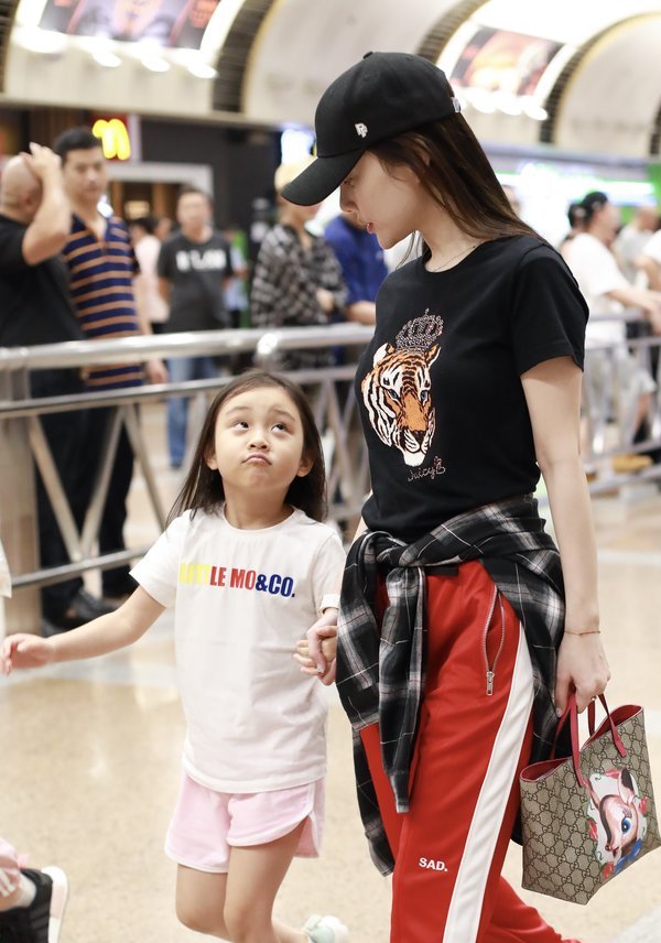 李小璐带甜馨逛街穿蓝色亲子装美成姐妹花网友基因果然强大