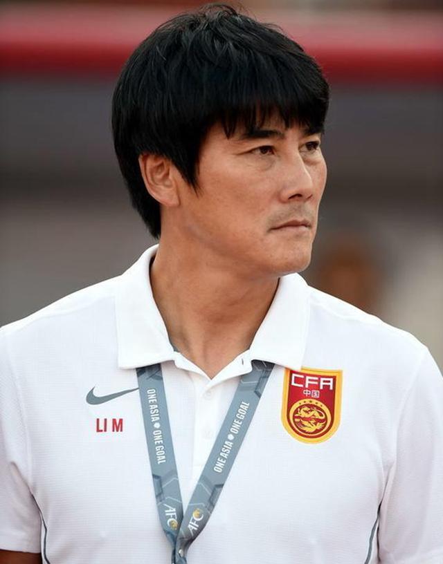 44岁国足李明家庭现状:16岁儿子或进大连队,妻子依旧年轻!