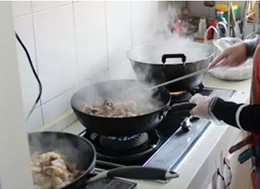 做饭起火先关"燃气阀"还是"灶"?听老厨师分析,好多人想错了