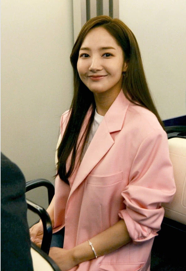 朴敏英穿一身粉色西装现身机场衬得脸色春光满面又仙又美