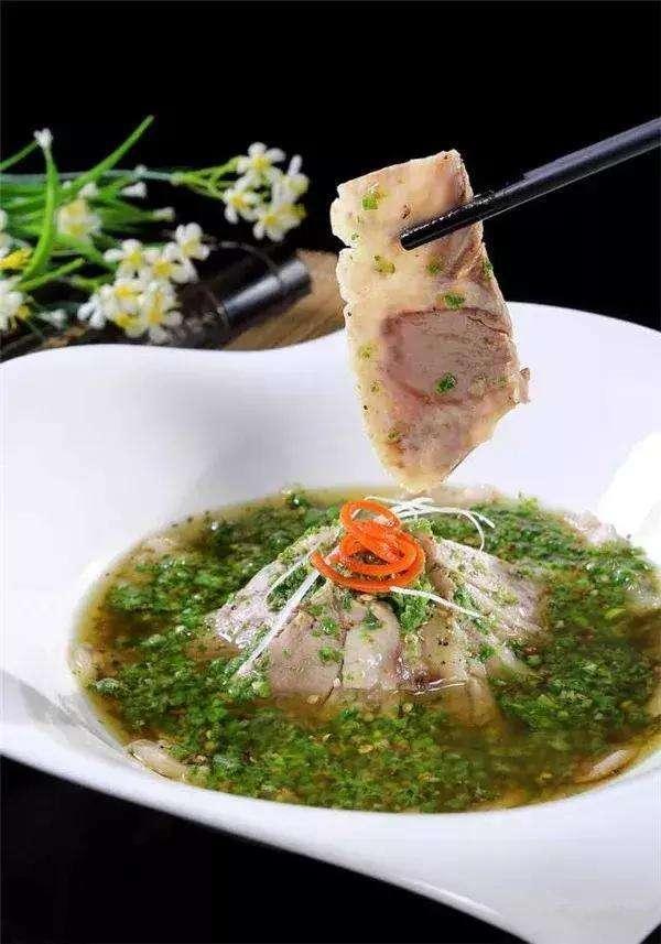 煮熟去骨后经过压制切片,摆放在放有鲜竹笋的凹盘里,再调椒麻味汁淋在