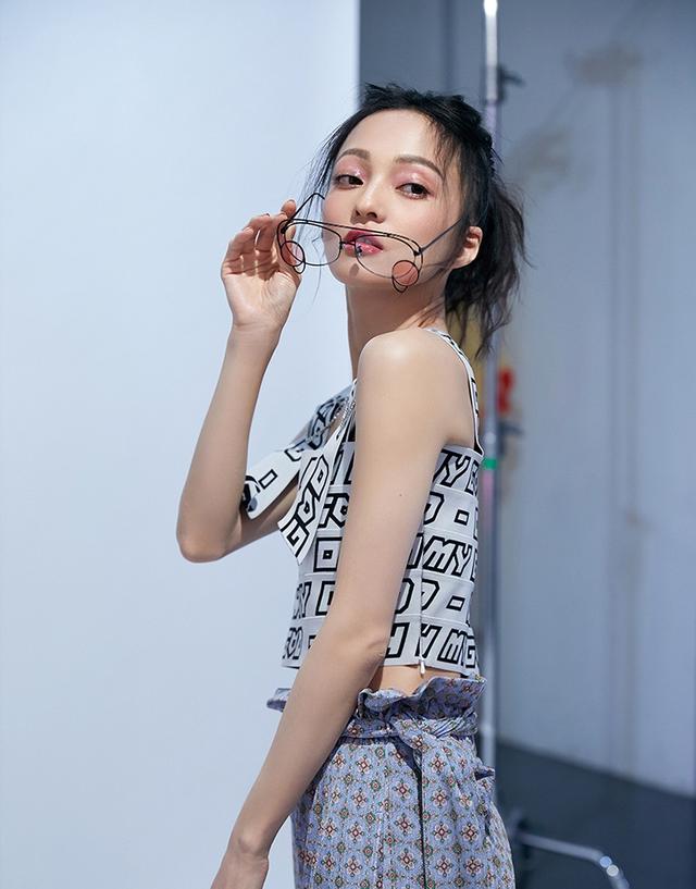 张韶涵肩膀弄俩圈,还用轻纱串起来,中间留个孔远看超尴尬