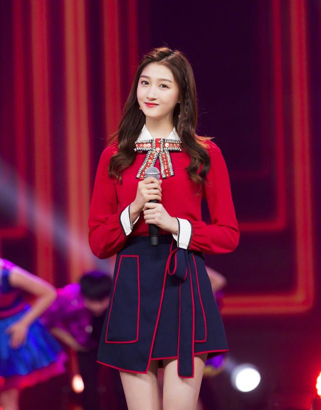 关晓彤的新发型美了这么多?穿粉色吊带裙凹造型,小仙女无疑了!