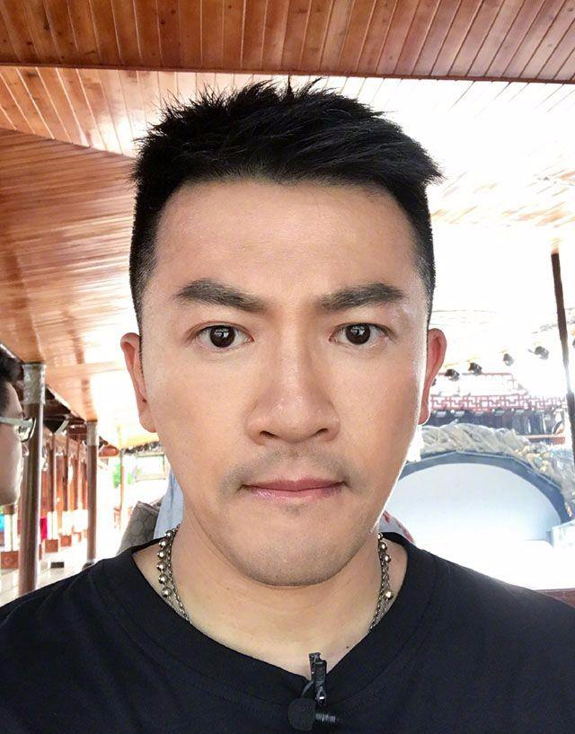 不怪苏有朋总喜欢剪短发,他剪了蔡徐坤的发型后,才知啥叫小鲜肉