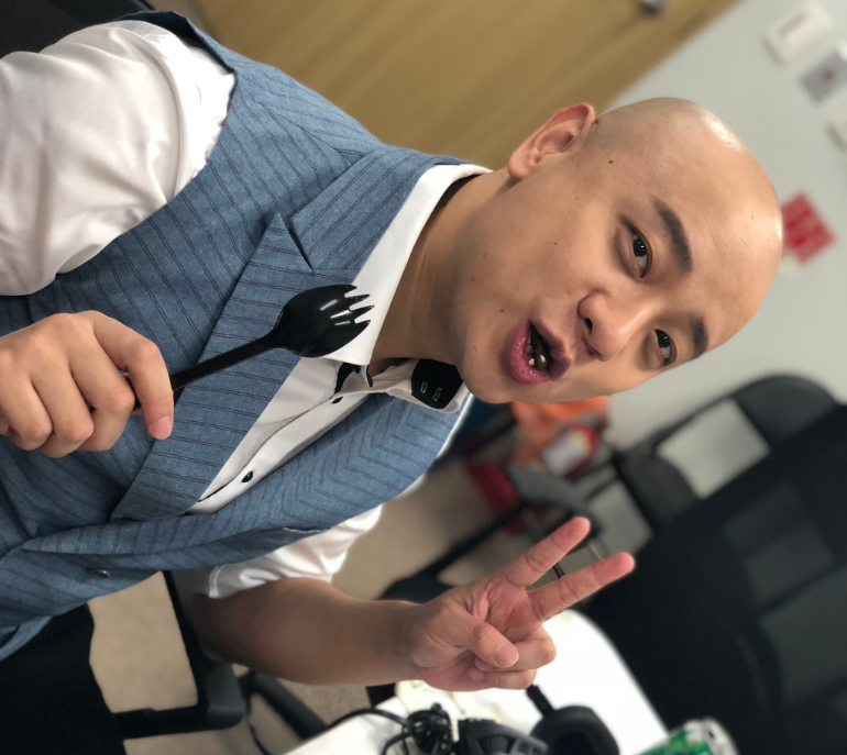 英雄联盟lpl解说昊凯也来直播了?窒息型手持氧气瓶直播解说