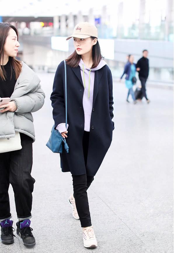 李沁风衣配连帽卫衣,一身穿搭6个颜色,只有她穿得出这效果