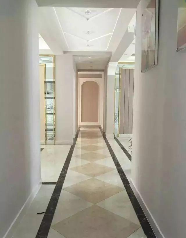 一,地板瓷砖不仅做了波导线装饰,还用菱形的铺贴方式显得很有层次感又