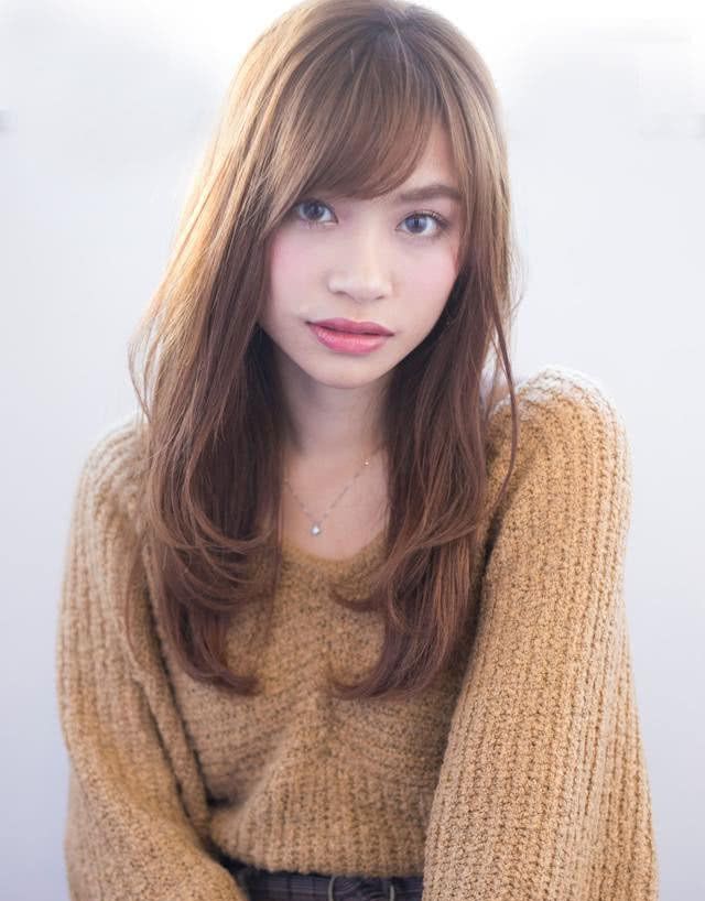 如上图中的这个效果,就是齐斜的薄刘海,对大长脸的修饰效果堪称完美