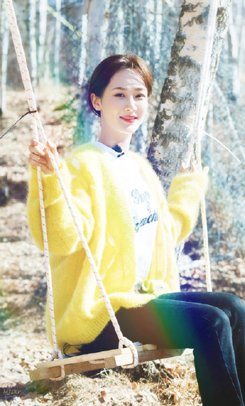 杨紫做客《亲爱的客栈》,化身为行走的秋冬穿搭范本,美得不像话