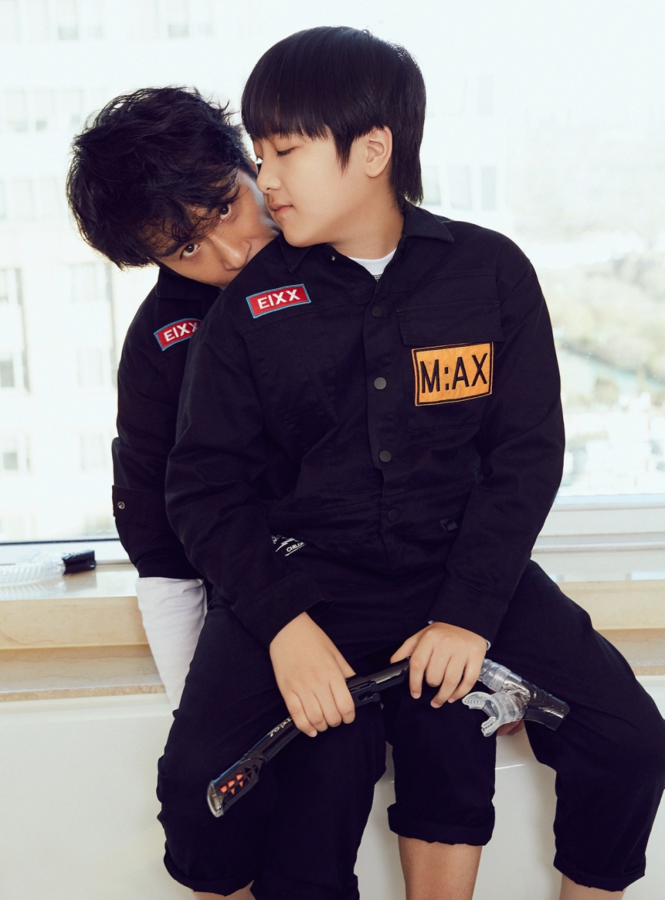 吴镇宇和费曼拍杂志封面,父子俩互动欢乐又温馨!