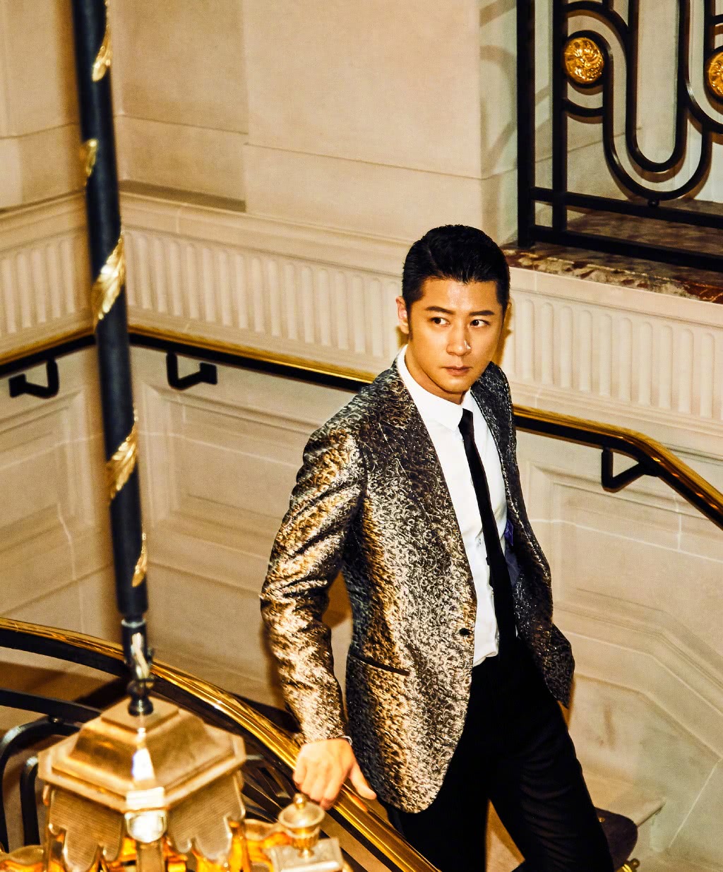 任重穿黑色质感西装现身活动,在灯光照耀下秒变金色