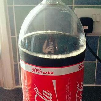 情侣超市买回大瓶可乐 准备喝时却悲剧了