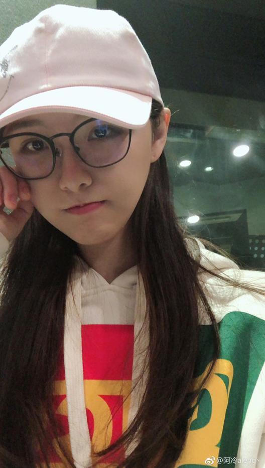 斗鱼阿冷全新形象亮相录歌棚 网友:冷宝秒变冷公子!造型酷呆了