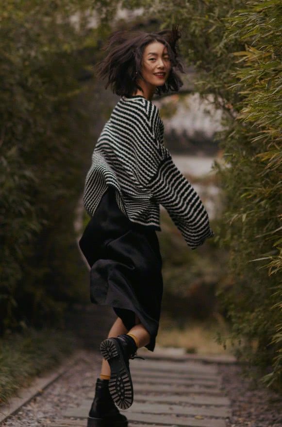 刘雯身穿白色高领毛衣,满满的温婉气质,短发造型也很抢眼!