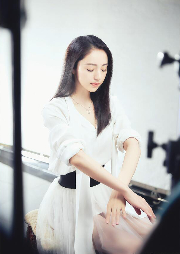 董璇现身机场大衣配皮裤一改以往风格利落短发很是抢镜