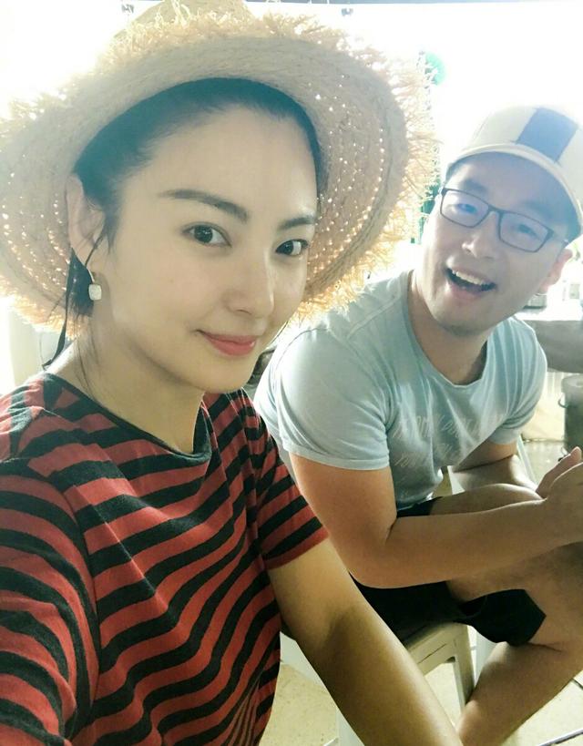 张雨绮带孩子游泳被偶遇,抱娃动作娴熟,路人视角也漂亮!