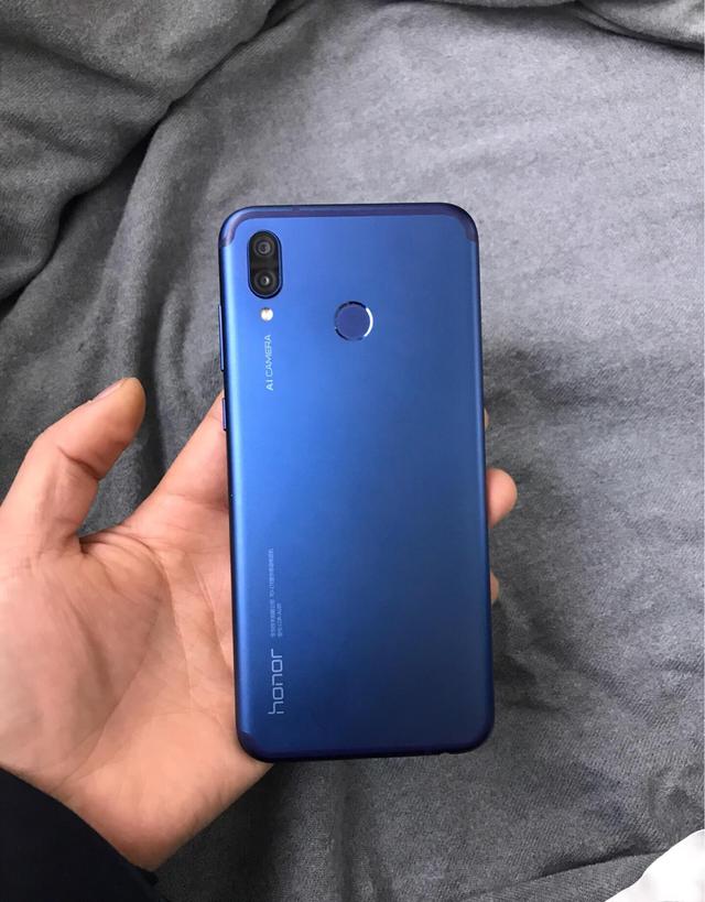 比如说小米的8se,罗永浩的锤子坚果pro2s,而荣耀手机在这一块市场上