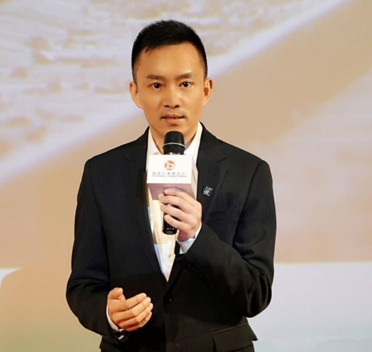 凭借帅气的容貌和动人的嗓音,再加上阳光的形象,使得亚宁一下子成为了