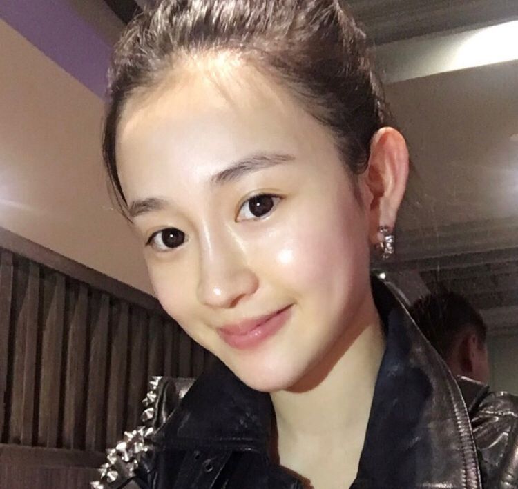 网友扒出陈昱霖清纯素颜照和探班微博5字配文欲盖弥彰