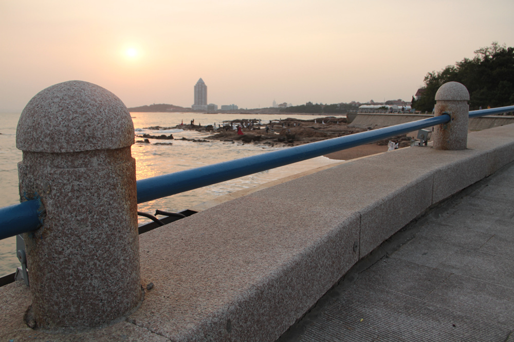 青岛海边悬崖护栏仅20厘米高,路人心惊胆战